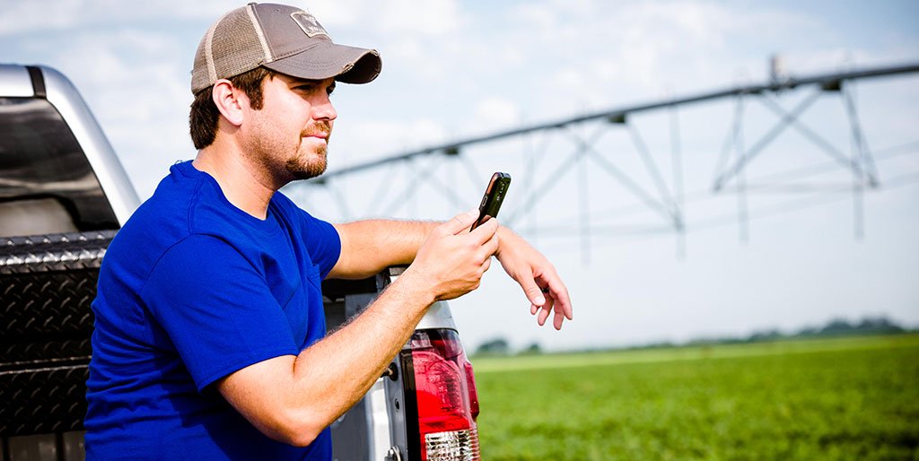 grower connecting pivots to irrigation monitoring with phone
